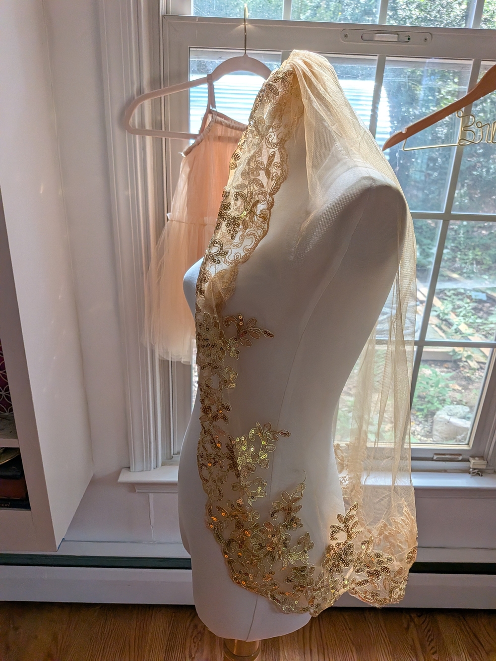 Gold Sequined Veil - Picture 8 of 11